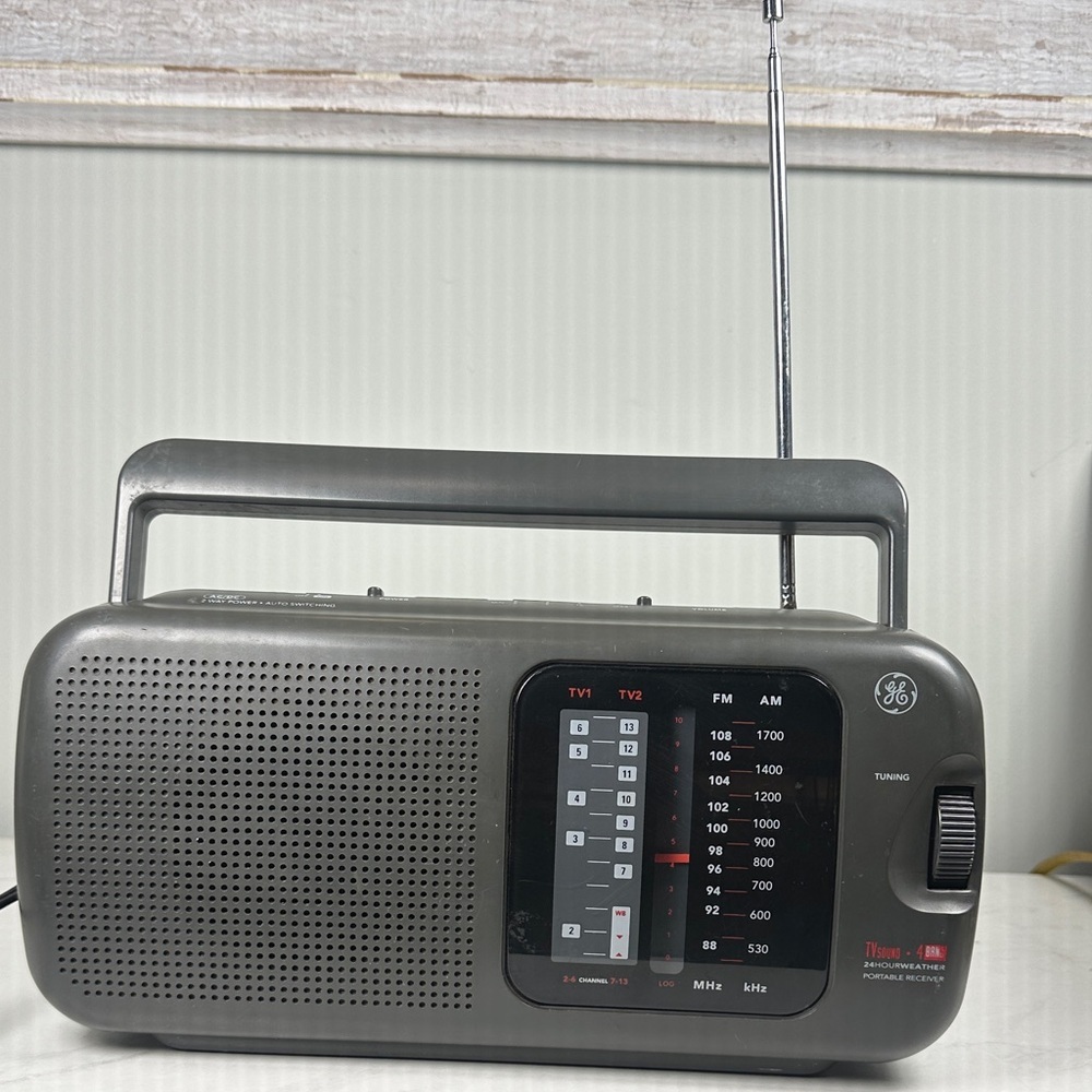 Vintage GE 2 Way power AM/FM Radio 24hourweather portable receiver TV sound 4b